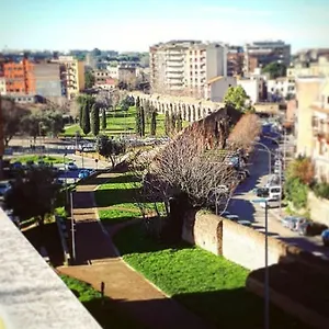 https://alloggio-turistico-allacquedotto.it-romehotels.com